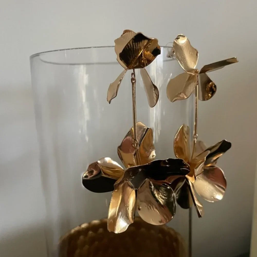 Abstract Gold Flower 🌹 Anthro